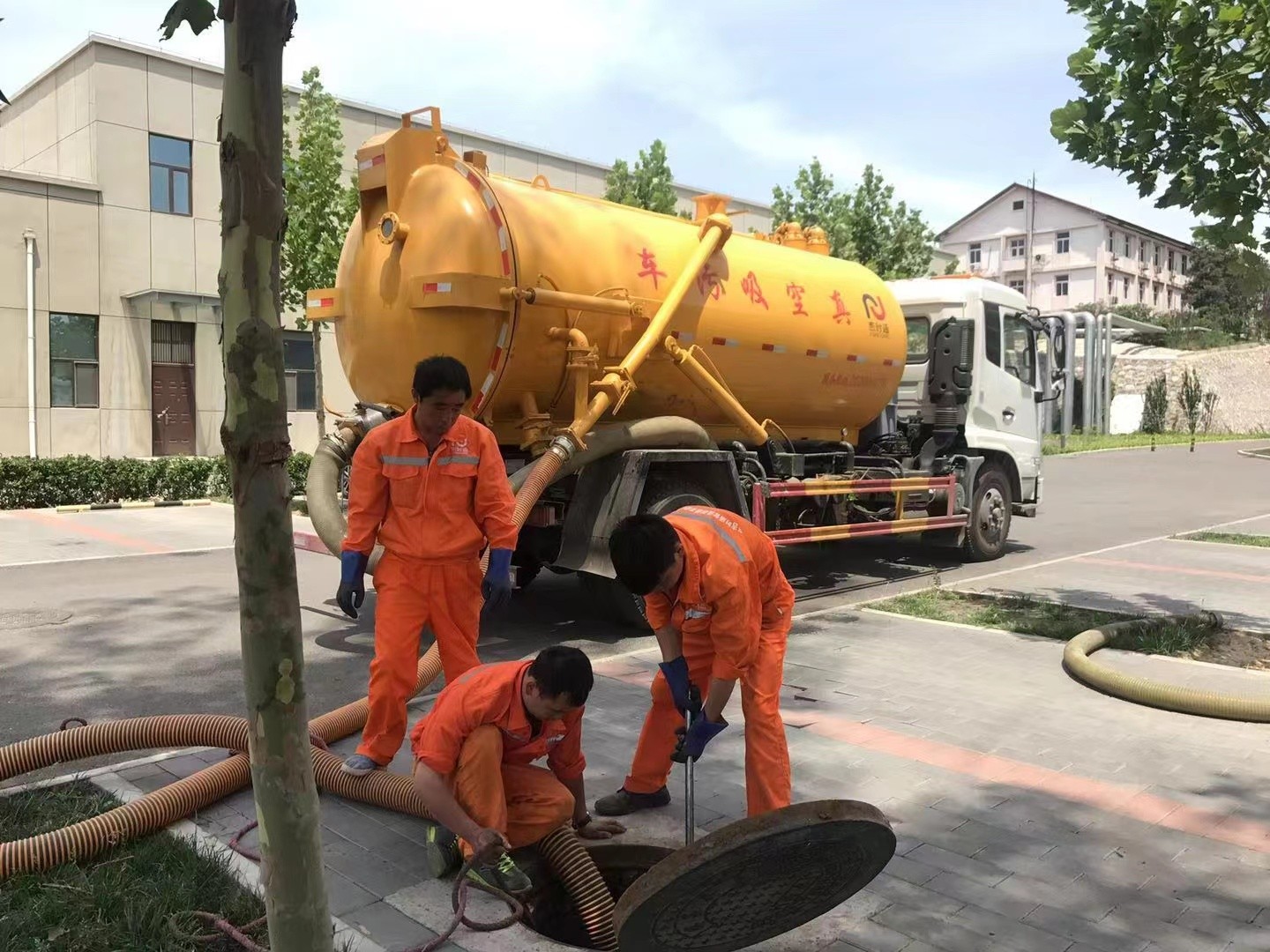 沧浪管道疏通车停在窨井附近