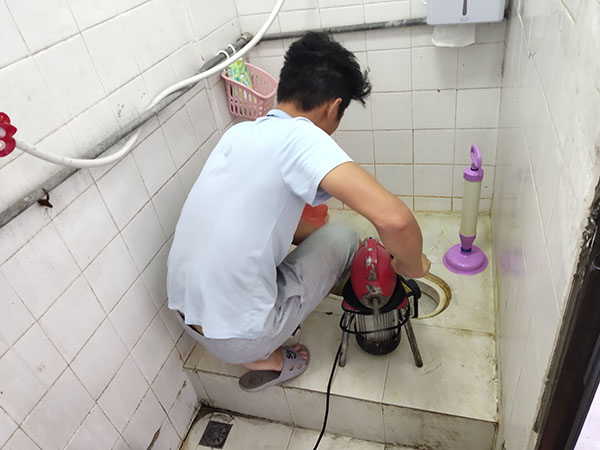 沧浪肥皂掉到马桶里把马桶堵住了怎么办？马桶堵住了怎么办