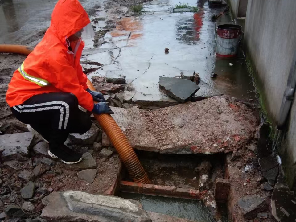 沧浪专业清理污水池 炜誉市政以规范流程守护城市 “肠道”