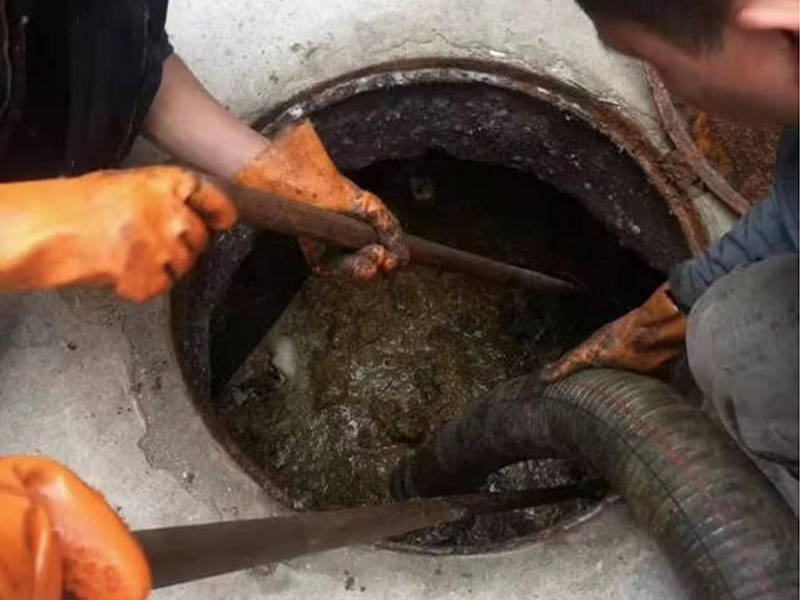 沧浪清理化粪池时如何避免沼气的危害?